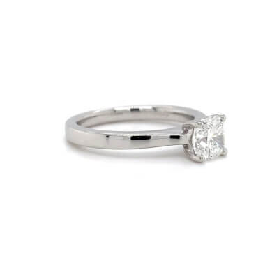 Pre-Owned 1.01ct Cushion cut Diamond Classic Engagement ring set in Platinum