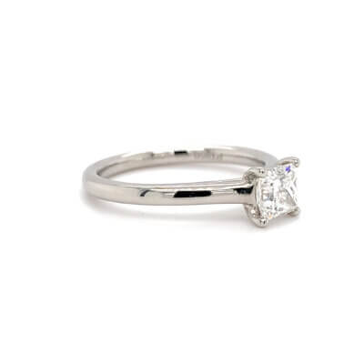 Pre-Owned 0.70ct Princess cut Diamond Classic Engagement ring set in Platinum